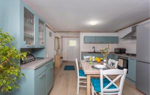 1 Bedroom Lovely Apartment In Risika