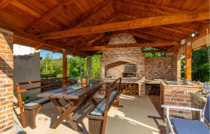 1 Bedroom Lovely Apartment In Risika 