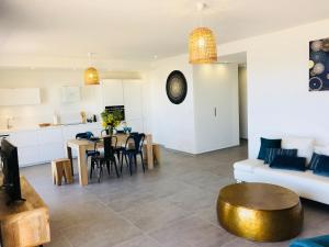 Appartements T3 FRONT de mer dernier etage vue mer Petit havre de paix pour vos vacances Emplacement unique vue mer panoramique a 180 degres pour ce T3 en face de la plage front de mer vue sur les iles 5 et dernier etage avec ascenseur : photos des chambres