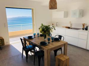 T3 FRONT de mer dernier étage vue mer Petit havre de paix pour vos vacances Emplacement unique vue mer panoramique à 180 degrés pour ce T3 en face de la plage front de mer vue sur les iles 5 et dernier étage avec ascenseur