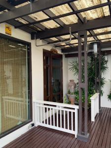 Phòng Gia đình Nhìn ra Vườn (Family Room with Garden View)