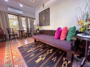 Phòng Gia đình Nhìn ra Vườn (Family Room with Garden View)