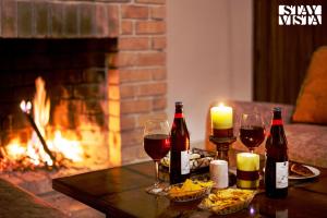 StayVista at Cosy Crest with Bonfire, BBQ and WiFi