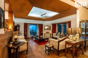 StayVista at Cosy Crest with Bonfire, BBQ and WiFi