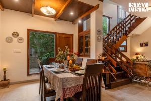 StayVista at Cosy Crest with Bonfire, BBQ and WiFi