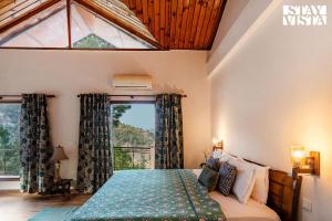 StayVista at Cosy Crest with Bonfire, BBQ and WiFi