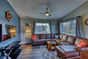 Rustic Retreat Charming 2 Bedroom Apt Sleeps 4