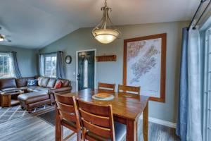 Rustic Retreat Charming 2 Bedroom Apt Sleeps 4