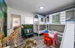 Spacious Disneyland 5 Bedroom 4 Bath House with Game Room