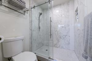 Spacious Disneyland 5 Bedroom 4 Bath House with Game Room