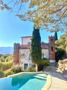 Château de la Sybille, vue imprenable sur le Canigou et les Orgues dIlle sur Têt