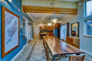 Rustic Elegance 7 Bedrms 4 bath Cathedral Ceilings