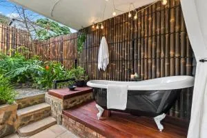 Mrs Percivals heritage luxury and romance with outdoor deep soak tub - Victor Harbor