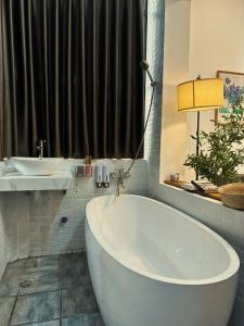 Bathhub Amoureux Chùa Hà