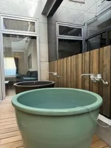 EarthVeloビル一棟貸しでフルリノベ済み各階に風呂トイレありで好立地でコスパ最高をめざしている宿です - Kagasuno