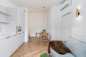 Mostowa Street by Tyzenhauz