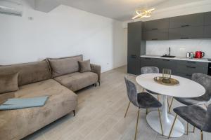 Azzurro Beachfront - Sea View