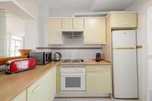 Penthouse with sunny terrace and sea views