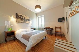 Hotels Logis Hotel Du Commerce : photos des chambres