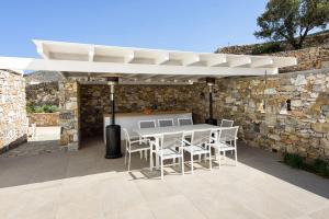 Outstanding new villa with great pool area and panoramic sea view