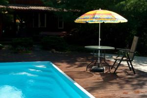 Dom z basenem nad Narwią