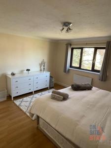 Cosy ground floor 2 bedroom with Wifi and lots of Parking