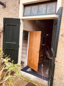 Vakantie appartement Goedereede let op de badkamer moet met andere gasten gedeeld worden