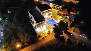 Arte Luxury Pool Apartmets