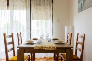 Sea View Retreat With 170Mbps WiFi And Sunny Balcony