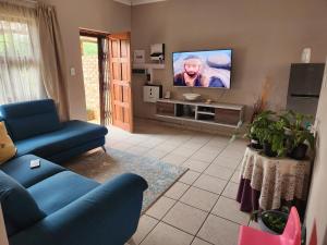 KwaSihle on Boundary is a charming 2 bedroomed unit that accommodates 4 people, situated in a peaceful and secure estate.