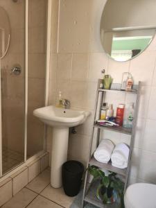 KwaSihle on Boundary is a charming 2 bedroomed unit that accommodates 4 people, situated in a peaceful and secure estate.