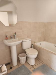 KwaSihle on Boundary is a charming 2 bedroomed unit that accommodates 4 people, situated in a peaceful and secure estate.