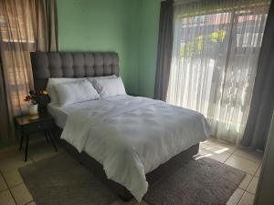 KwaSihle on Boundary is a charming 2 bedroomed unit that accommodates 4 people, situated in a peaceful and secure estate.