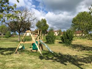 Maisons de vacances Nouzet gites et lits : Maison 3 Chambres