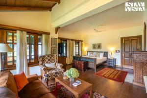 StayVista at SnowHouse - 5BR, 4BR, 3BR, 2BR with Snowcapped Mountain View on Main Highway Manali