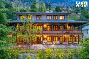 StayVista at SnowHouse - 5BR, 4BR, 3BR, 2BR with Snowcapped Mountain View on Main Highway Manali