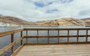 Seaside Nest - Charming Waterfront Retreat - Kvívík