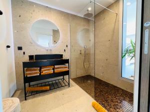 Appartements Appartement T3 lumineux traversant totalement neuf en face de la plage Front de mer vue sur les iles Vue mer panoramique assuree Residence de la plage centre ville du Lavandou 3eme etage avec ascenseur Appartement T3 : photos des chambres