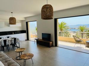 Appartements Appartement T3 lumineux traversant totalement neuf en face de la plage Front de mer vue sur les iles Vue mer panoramique assuree Residence de la plage centre ville du Lavandou 3eme etage avec ascenseur Appartement T3 : photos des chambres