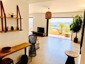 Appartements Appartement T3 lumineux traversant totalement neuf en face de la plage Front de mer vue sur les iles Vue mer panoramique assuree Residence de la plage centre ville du Lavandou 3eme etage avec ascenseur Appartement T3 : photos des chambres