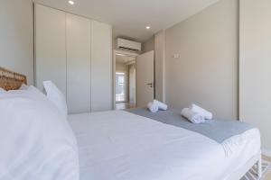 Poolside oasis by Caparica beach