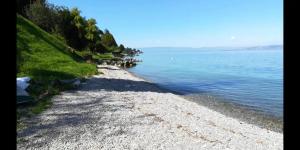 Maisons de vacances Chez Malou & Hugo vue lac proche Suisse & stations ! : photos des chambres