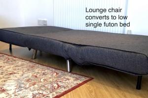 Marina Waves Apartment- Brighton, free parking, patio, ground-floor holiday home, one bedroom, sleeps 3