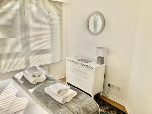 Marina Waves Apartment- Brighton, free parking, patio, ground-floor holiday home, one bedroom, sleeps 3