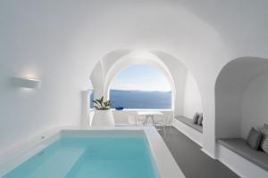 Villa Suite with Open Air Jetted Tub room in Katikies Villa Santorini - The Leading Hotels Of The World