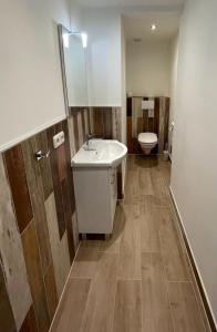 Gemütliches Zweibett-Zimmer in Schleswig-Holstein - ideal für Monteure und Geschäftsreisende, Gemeinschaftsbad Zimmer Nr 5