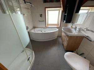 Gemütliches Zweibett-Zimmer in Schleswig-Holstein - ideal für Monteure und Geschäftsreisende, Gemeinschaftsbad Zimmer Nr 5