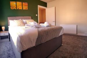 4 Bed - Parking - Near M4 - Ideal for Workers