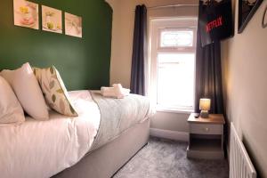 4 Bed - Parking - Near M4 - Ideal for Workers