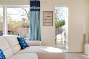 Pass the Keys 53 Austin Drive · Modern Townhouse near Addenbrookes Own Parking